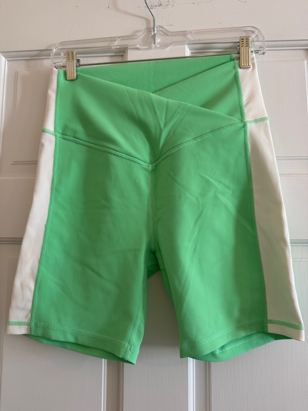 Wilo The Label High-Waist Green Side-Panel Criss Cross Women’s Bike Shorts 6-in